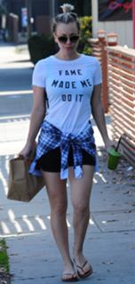 Kaley Cuoco feet photo thumbnail