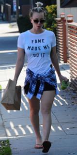 Kaley Cuoco feet photo thumbnail