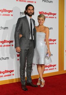 Kaley Cuoco feet photo thumbnail