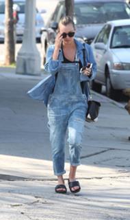 Kaley Cuoco feet photo thumbnail