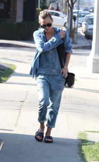 Kaley Cuoco feet photo thumbnail