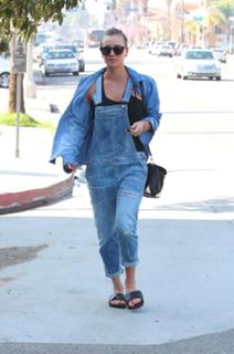 Kaley Cuoco feet photo thumbnail