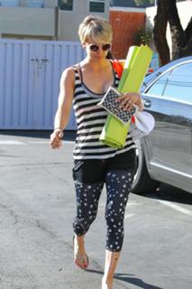 Kaley Cuoco feet photo thumbnail