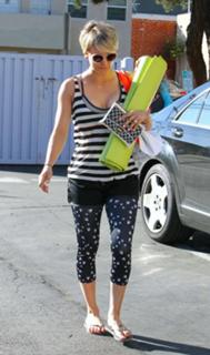 Kaley Cuoco feet photo thumbnail