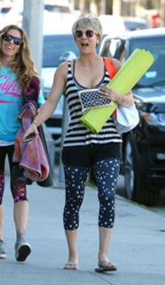 Kaley Cuoco feet photo thumbnail