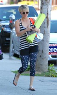 Kaley Cuoco feet photo thumbnail