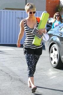 Kaley Cuoco feet photo thumbnail