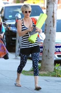 Kaley Cuoco feet photo thumbnail