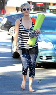 Kaley Cuoco feet photo thumbnail