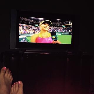Kaley Cuoco feet photo thumbnail