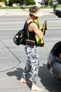 Kaley Cuoco feet photo thumbnail