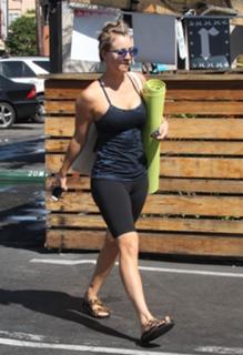 Kaley Cuoco feet photo thumbnail