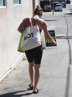Kaley Cuoco feet photo thumbnail