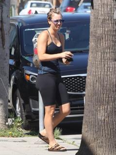 Kaley Cuoco feet photo thumbnail