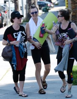 Kaley Cuoco feet photo thumbnail