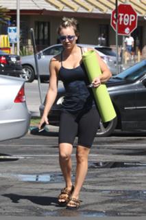 Kaley Cuoco feet photo thumbnail