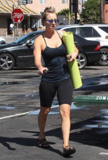 Kaley Cuoco feet photo thumbnail