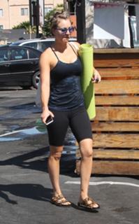 Kaley Cuoco feet photo thumbnail