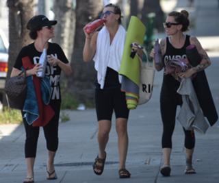 Kaley Cuoco feet photo thumbnail