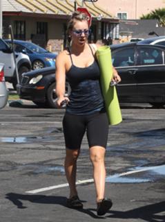 Kaley Cuoco feet photo thumbnail