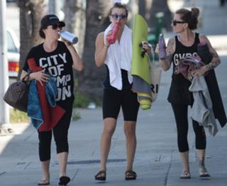Kaley Cuoco feet photo thumbnail