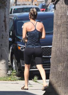 Kaley Cuoco feet photo thumbnail