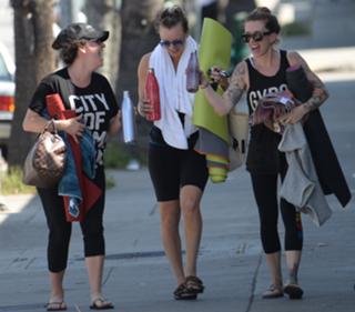 Kaley Cuoco feet photo thumbnail
