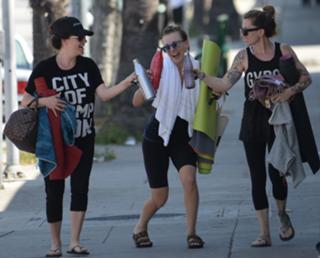 Kaley Cuoco feet photo thumbnail