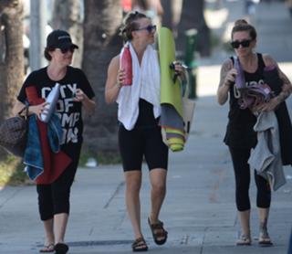 Kaley Cuoco feet photo thumbnail