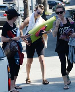Kaley Cuoco feet photo thumbnail