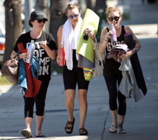 Kaley Cuoco feet photo thumbnail
