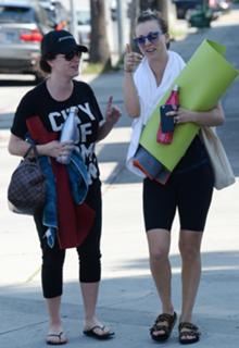 Kaley Cuoco feet photo thumbnail