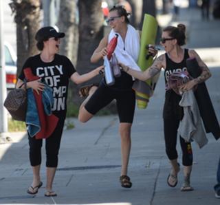 Kaley Cuoco feet photo thumbnail