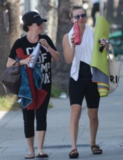 Kaley Cuoco feet photo thumbnail