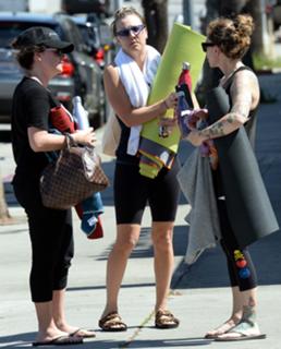 Kaley Cuoco feet photo thumbnail