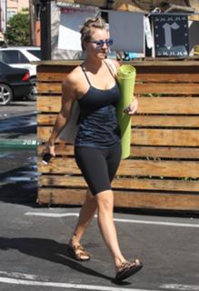 Kaley Cuoco feet photo thumbnail
