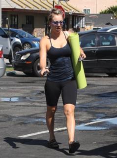 Kaley Cuoco feet photo thumbnail