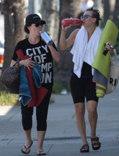 Kaley Cuoco feet photo thumbnail