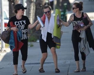 Kaley Cuoco feet photo thumbnail