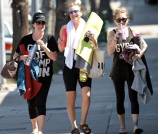 Kaley Cuoco feet photo thumbnail