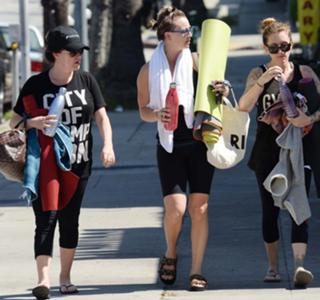 Kaley Cuoco feet photo thumbnail