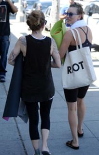 Kaley Cuoco feet photo thumbnail