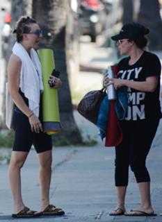 Kaley Cuoco feet photo thumbnail