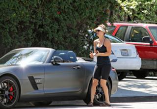Kaley Cuoco feet photo thumbnail