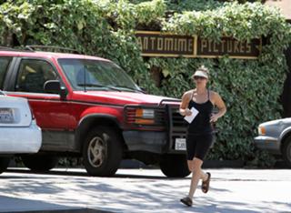 Kaley Cuoco feet photo thumbnail