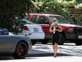 Kaley Cuoco feet photo thumbnail
