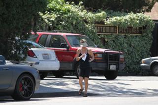 Kaley Cuoco feet photo thumbnail