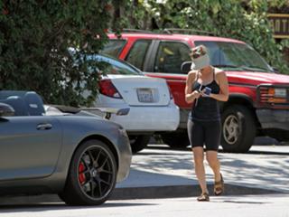 Kaley Cuoco feet photo thumbnail