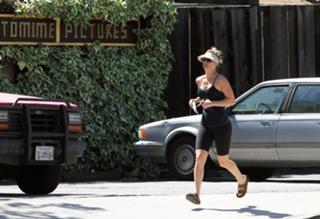 Kaley Cuoco feet photo thumbnail