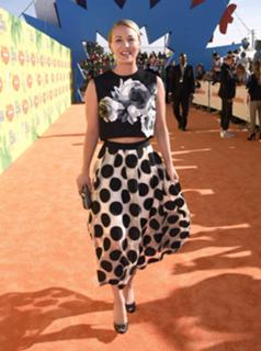 Kaley Cuoco feet photo thumbnail
